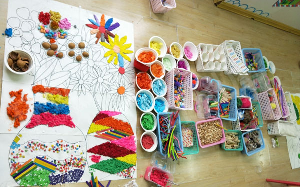 幼儿园美工区大型合作秋天主题图片