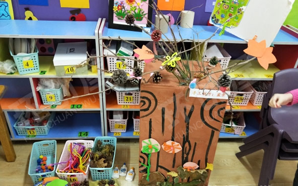 幼儿园美工区大型合作秋天主题图片