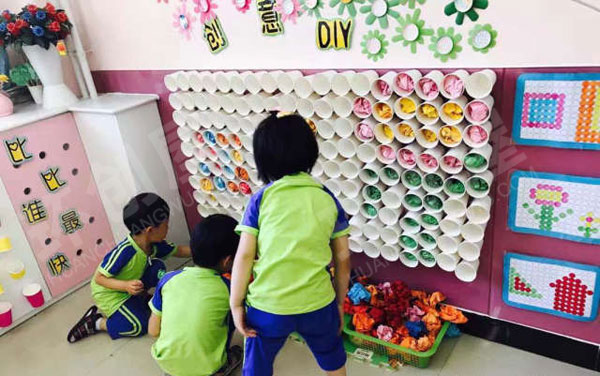 幼儿园益智区纸杯玩玩乐图片