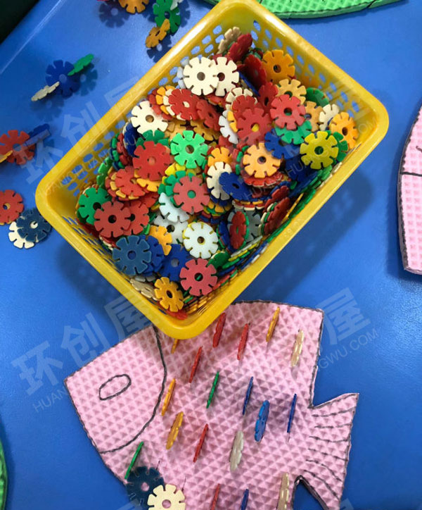 幼儿园益智区雪花片废旧地垫裁插小鱼图片