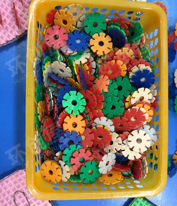 幼儿园益智区雪花片废旧地垫裁插小鱼图片