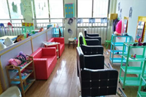 幼儿园角色游戏洋气理发店图片2张