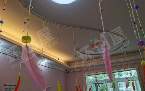 幼儿园羽毛彩色吊挂饰图片