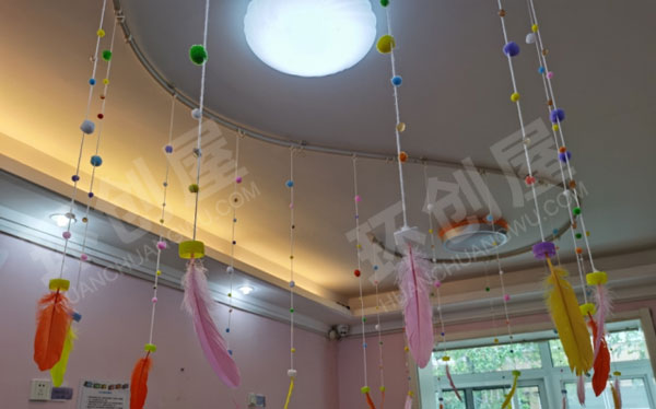 幼儿园羽毛彩色吊挂饰图片