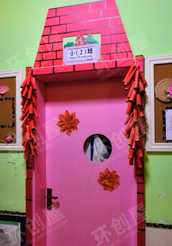 幼儿园红色基调卡通喜庆的新年门装饰图片