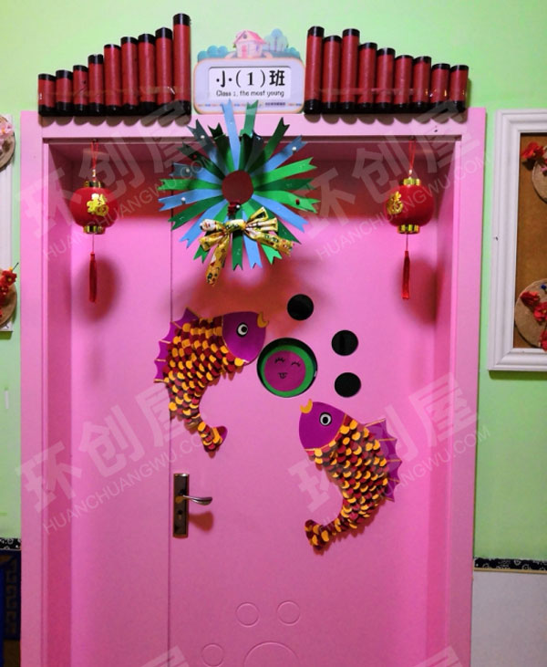 幼儿园红色基调卡通喜庆的新年门装饰图片