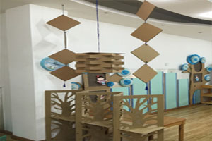 幼儿园废物利用纸箱作品展示图片2张