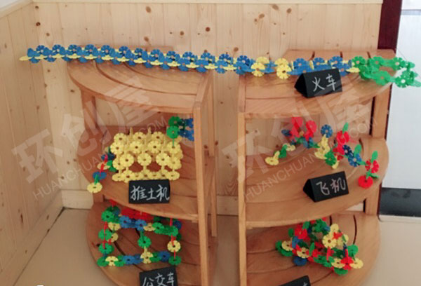 幼儿园建构区雪花片搭建各种交通工具图片