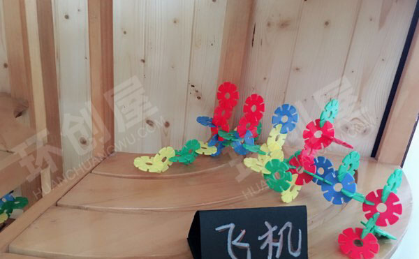 幼儿园建构区雪花片搭建各种交通工具图片