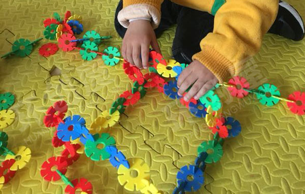 幼儿园建构区雪花片搭建各种交通工具图片