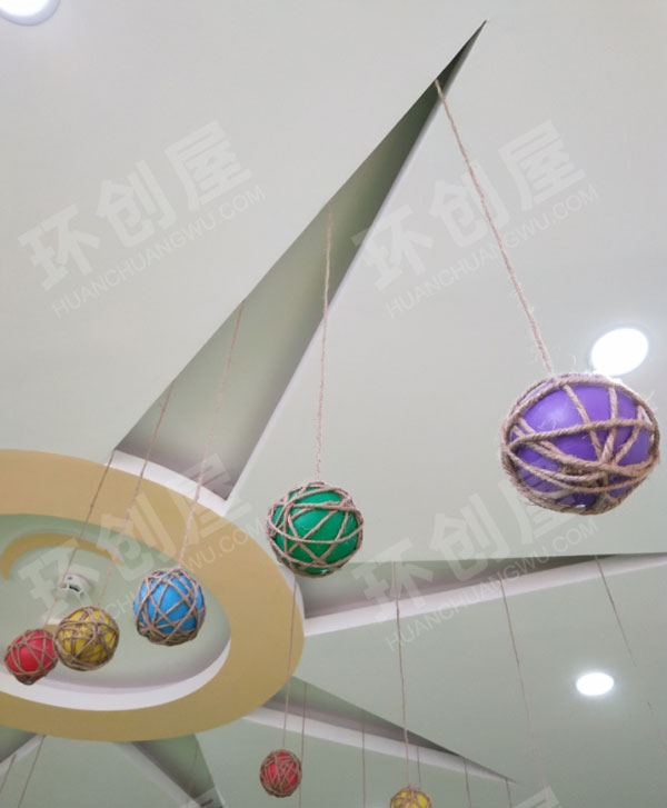 幼儿园麻绳和海洋球的融合吊饰图片
