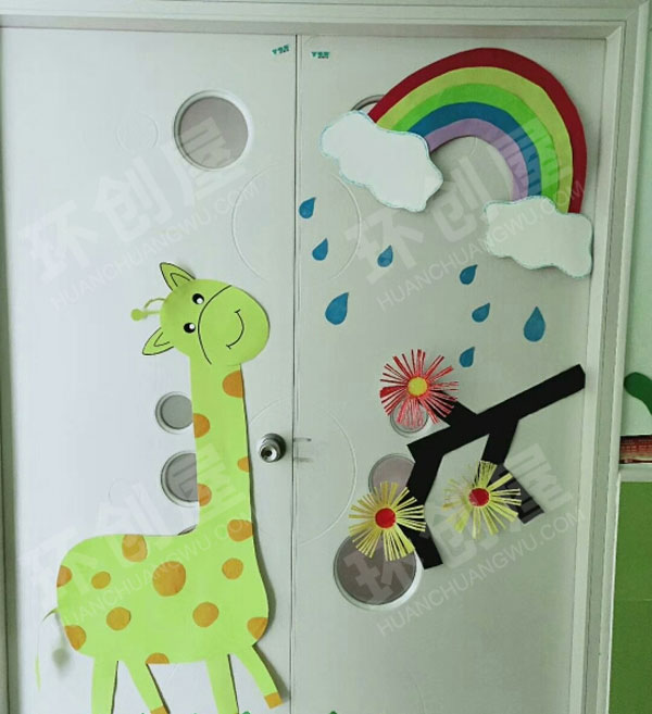 幼儿园卡通风教室门的装饰图片