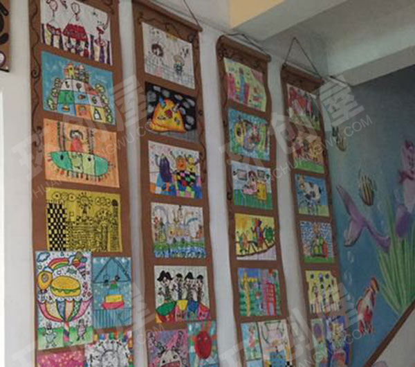 幼儿园走廊过道好看的画画吊饰作品展示图片