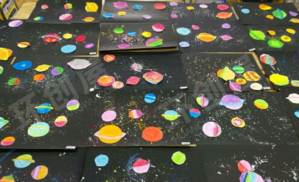 幼儿园色彩斑斓的星空作品展示图片