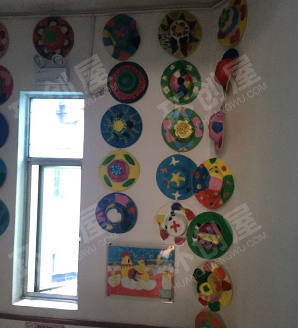 幼儿园走廊过道好看的画画吊饰作品展示图片