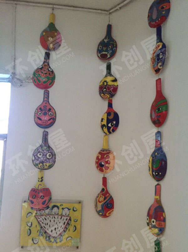 幼儿园走廊过道好看的画画吊饰作品展示图片
