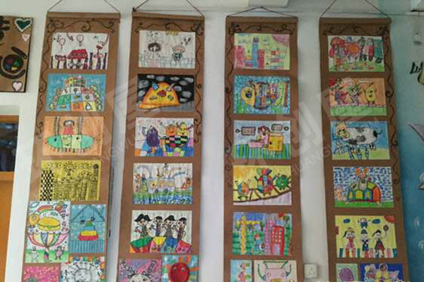 幼儿园走廊过道好看的画画吊饰作品展示图片