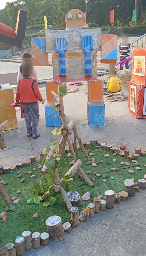 幼儿园户外创意画作工艺品展图片