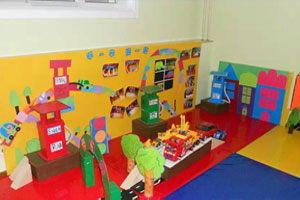 幼儿园建构区鞋盒废物利用搭建停车场图片6张