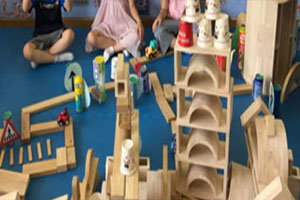幼儿园建构区大型积木随意搭建图片