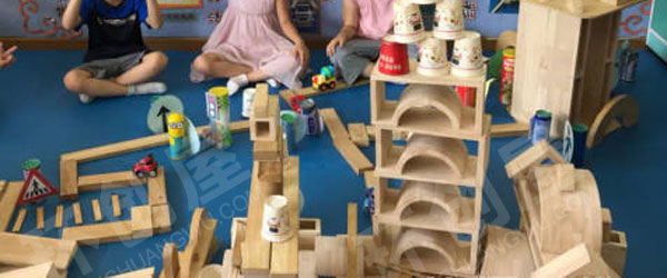 幼儿园建构区大型积木随意搭建图片
