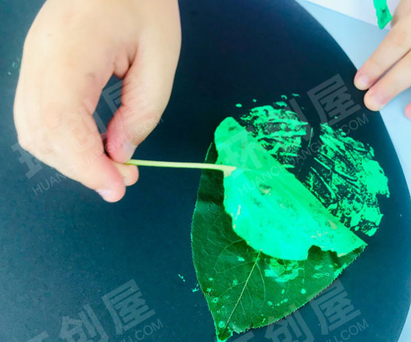 幼儿园美工区丙烯托印画金龟子图片