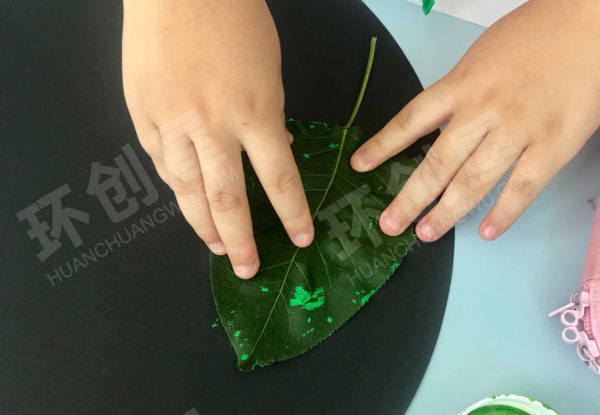幼儿园美工区丙烯托印画金龟子图片