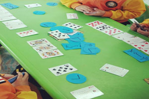 幼儿园科学区扑克牌的不同玩法图片