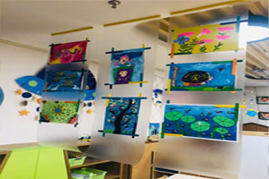 幼儿园绘画作品展示吊饰图片2张