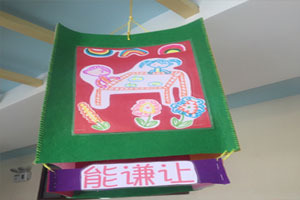 幼儿园不织布缝制灯笼形状粘贴儿童画吊饰图片9张