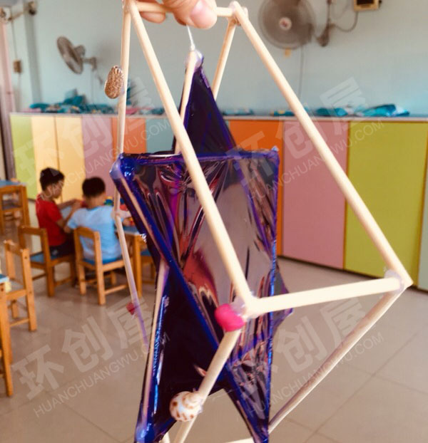 幼儿园玻璃彩纸筷子手工吊饰图片