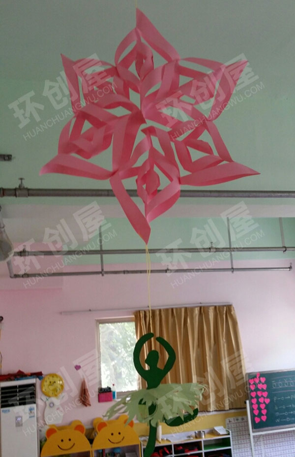 幼儿园雪花下跳舞的小人挂饰图片