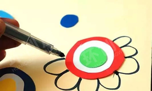 幼儿园卡纸粘贴线描画作品展示图片