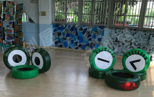 幼儿园大厅里废物利用美工作品展示图片