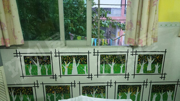 幼儿园美工区各种绘画吊饰作品展示图片