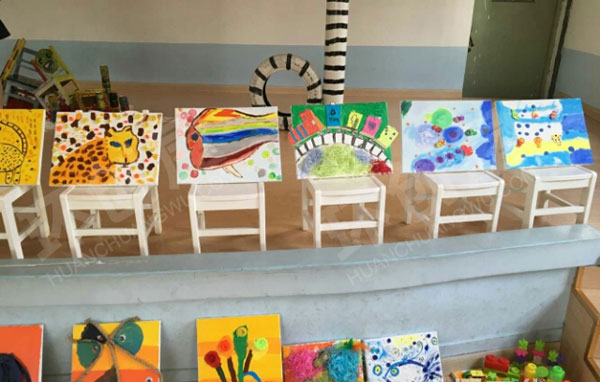 幼儿园大厅里废物利用美工作品展示图片