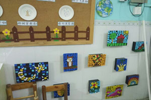 幼儿园美工区各种绘画吊饰作品展示图片4张