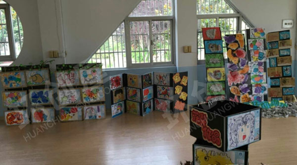 幼儿园大厅里废物利用美工作品展示图片