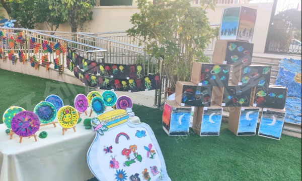幼儿园户外环创艺术节废物利用水彩画展板海报图片
