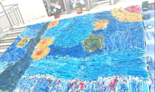 幼儿园户外环创艺术节废物利用水彩画展板海报图片