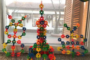 幼儿园建构区雪花片飞行探索馆图片3张