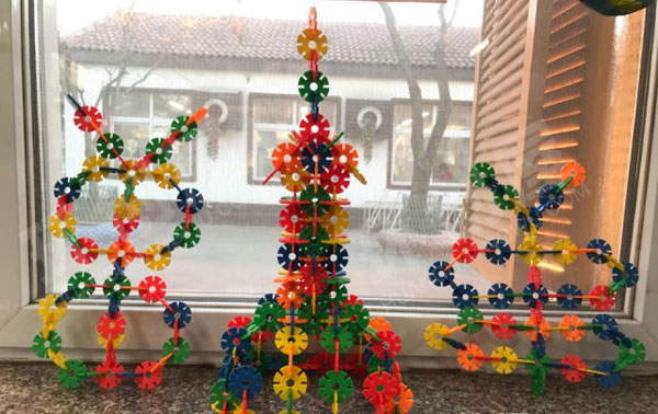 幼儿园建构区雪花片飞行探索馆图片