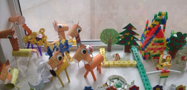 幼儿园建构区雪花片农场里的小动物图片
