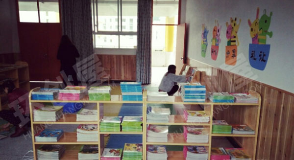 幼儿园阅读区沐浴在图书室图片
