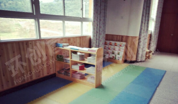 幼儿园阅读区沐浴在图书室图片