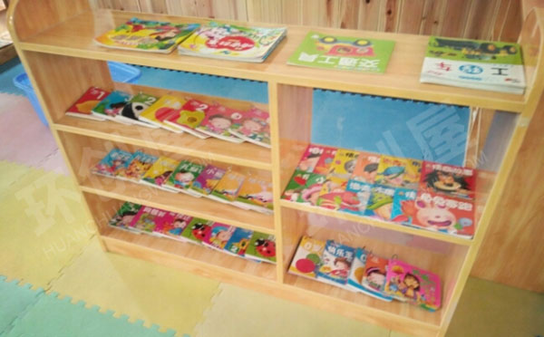 幼儿园阅读区沐浴在图书室图片