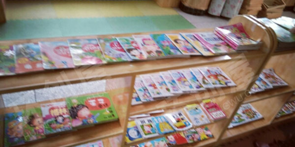 幼儿园阅读区沐浴在图书室图片