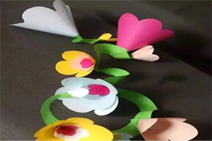 幼儿园美工区手工制作吊饰花朵图片3张