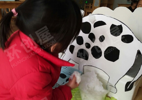 幼儿园美工区棉花粘贴动物花花衣图片