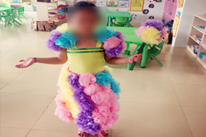 幼儿园角色游戏纯手工环保时装图片5张